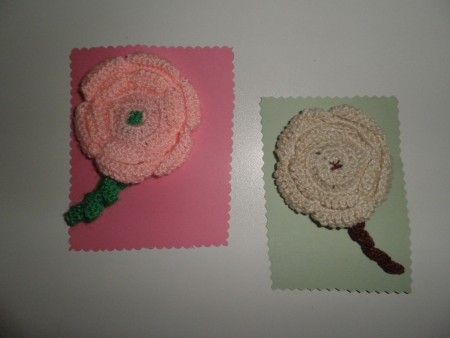 broches rosa en ganchillo