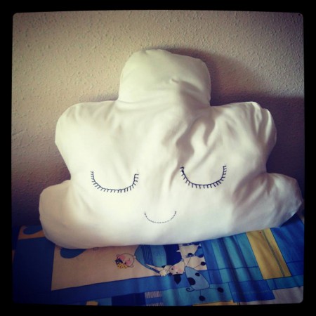 cojin precioso en forma de nube para la decoracion de una habitacion